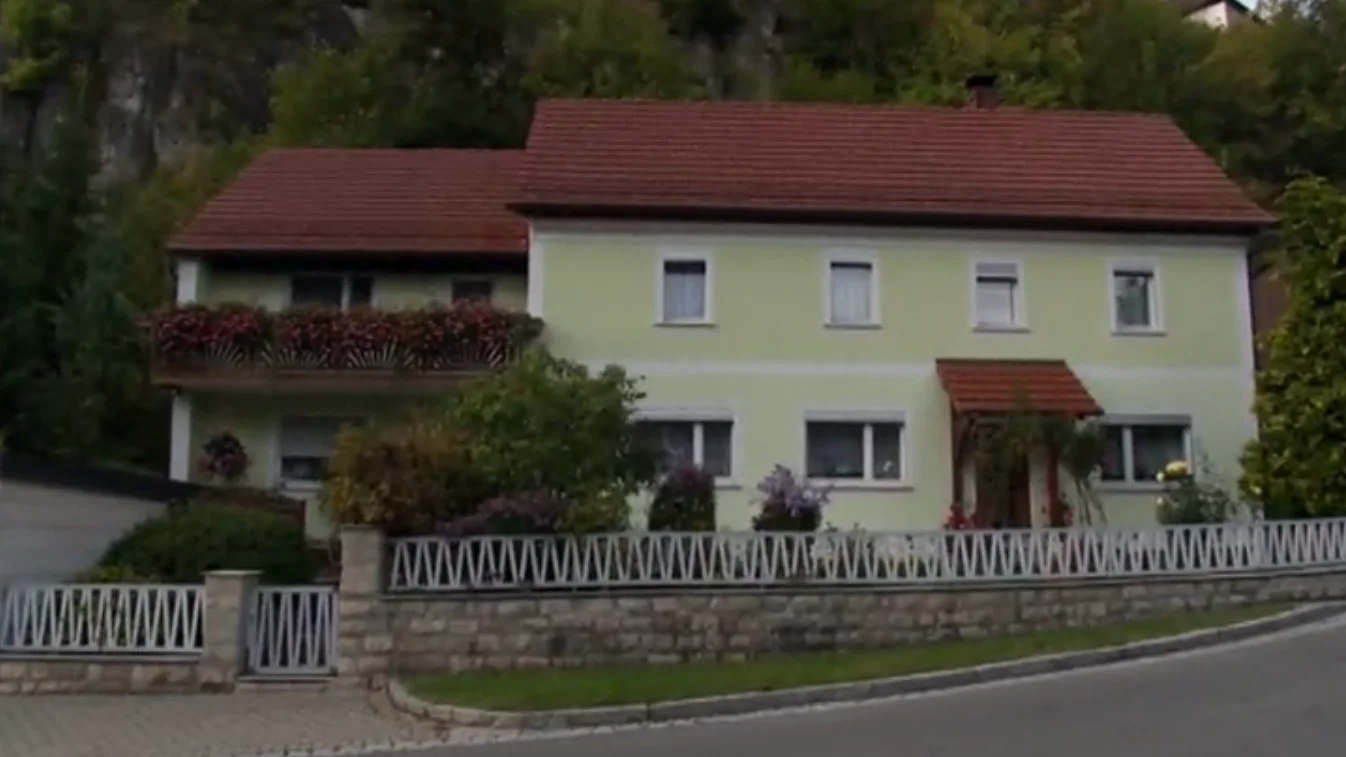 Imagen de la casa en la que estuvo encerrado durante 30 a&ntilde;os