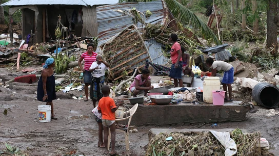 Varias personas intentan recuperar objetos tras el paso del huracán Matthew en Haití Varias personas intentan recuperar objetos tras el paso del huracán Matthew en Haití