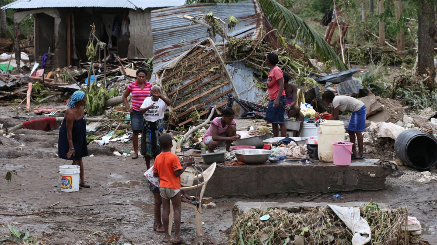 Varias personas intentan recuperar objetos tras el paso del hurac&aacute;n Matthew en Hait&iacute;
