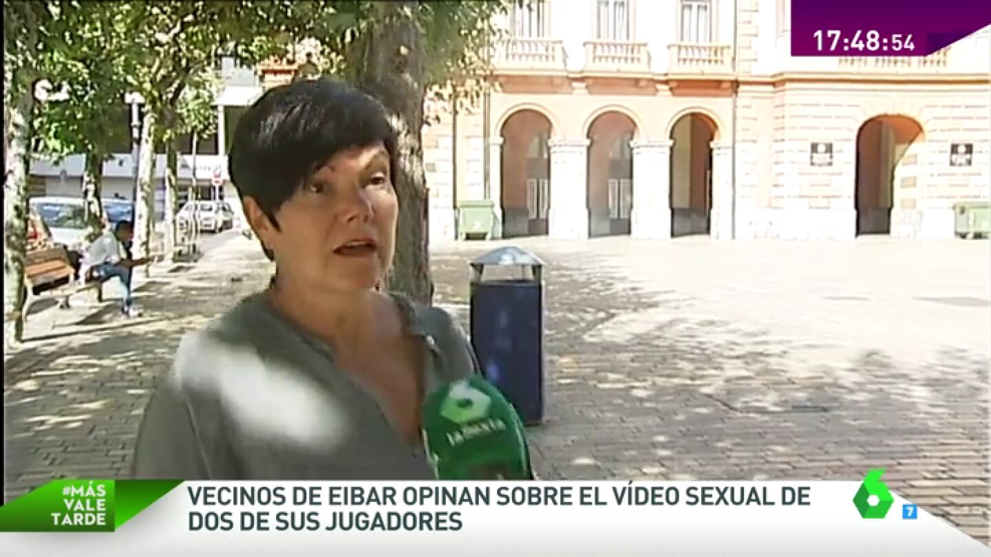 Frame 31.857408 de: Los vecinos de Eibar, sobre la difusi&oacute;n del v&iacute;deo sexual de dos jugadores: "Veo l&oacute;gico que la chica haya denunciado"