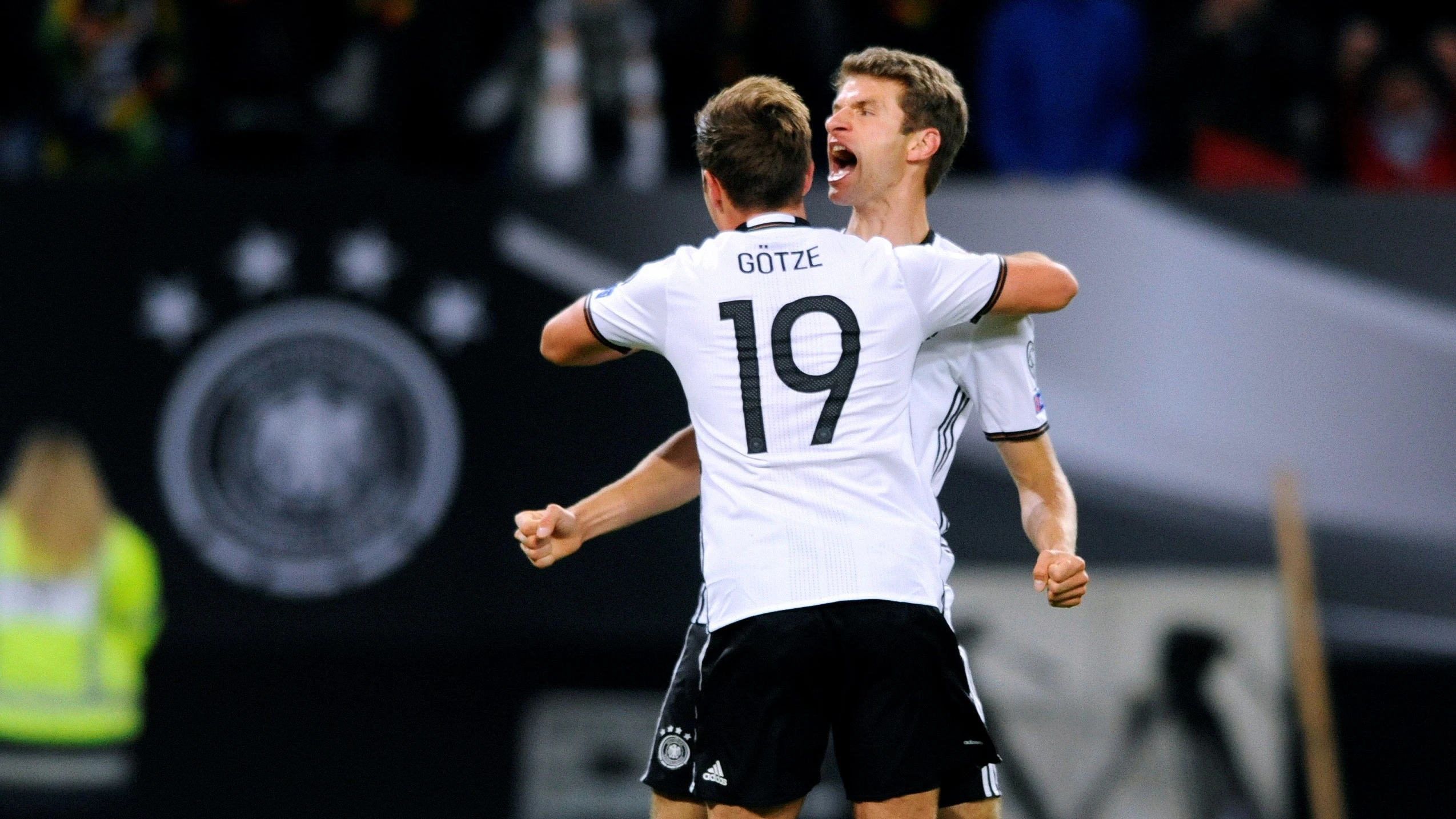 M&uuml;ller celebra uno de sus goles ante la Rep&uacute;blica Checa