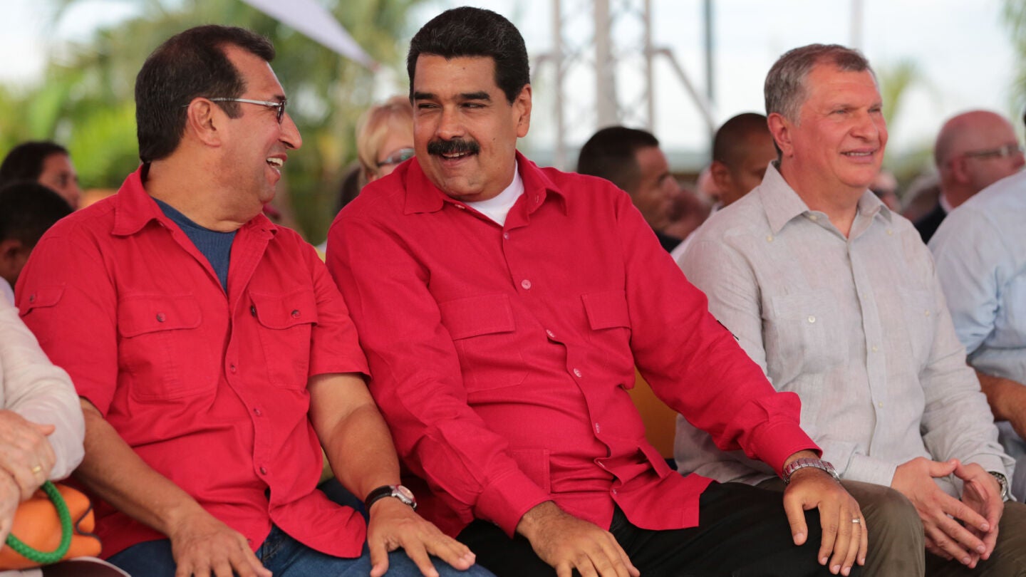 Nicol&aacute;s Maduro, junto al presidente de Rosneft, Egor Sechin, y al pol&iacute;tico venezolano Adan Ch&aacute;vez, en un acto para desvelar una estatua del fallecido l&iacute;der Hugo Ch&aacute;vez