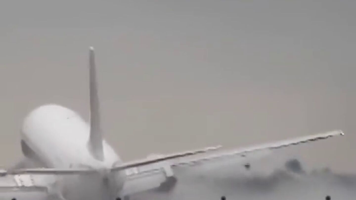 Frame 5.679121 de: Un piloto de avi&oacute;n evita la tragedia con un espectacular aterrizaje en el aeropuerto de Praga