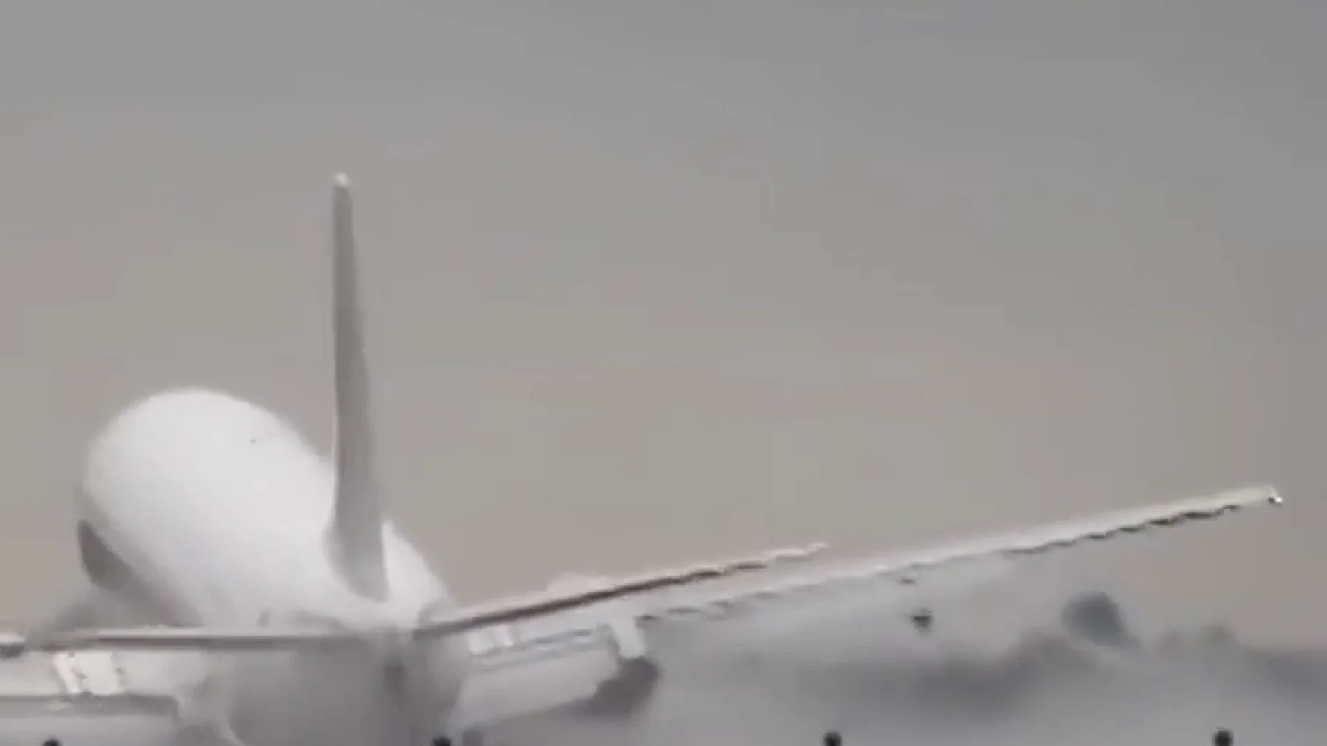 Frame 5.679121 de: Un piloto de avión evita la tragedia con un espectacular aterrizaje en el aeropuerto de Praga