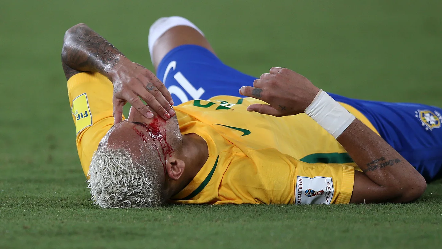 Neymar se lleva la mano a la cara tras el codazo de Duk Neymar se lleva la mano a la cara tras el codazo de Duk