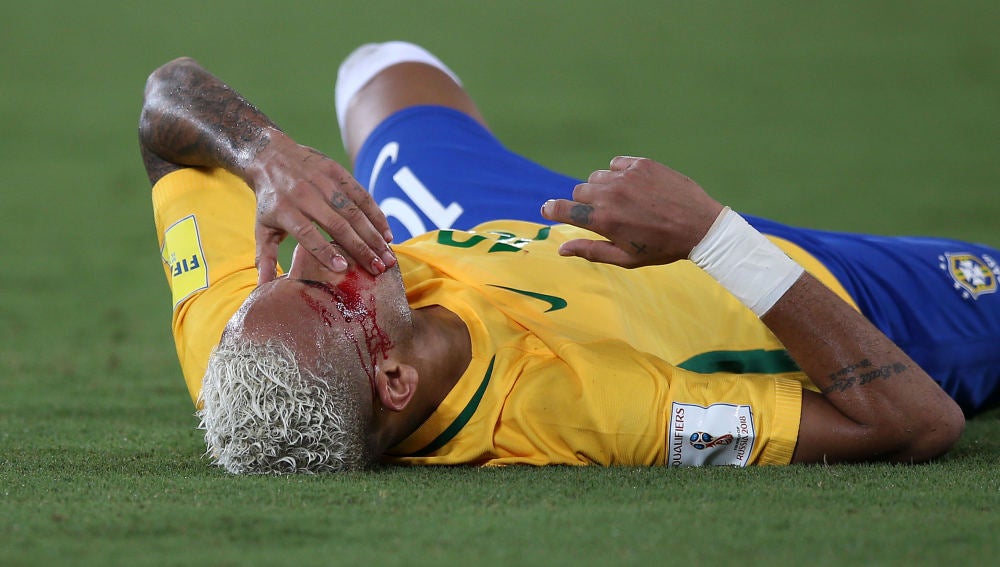 Neymar se lleva la mano a la cara tras el codazo de Duk