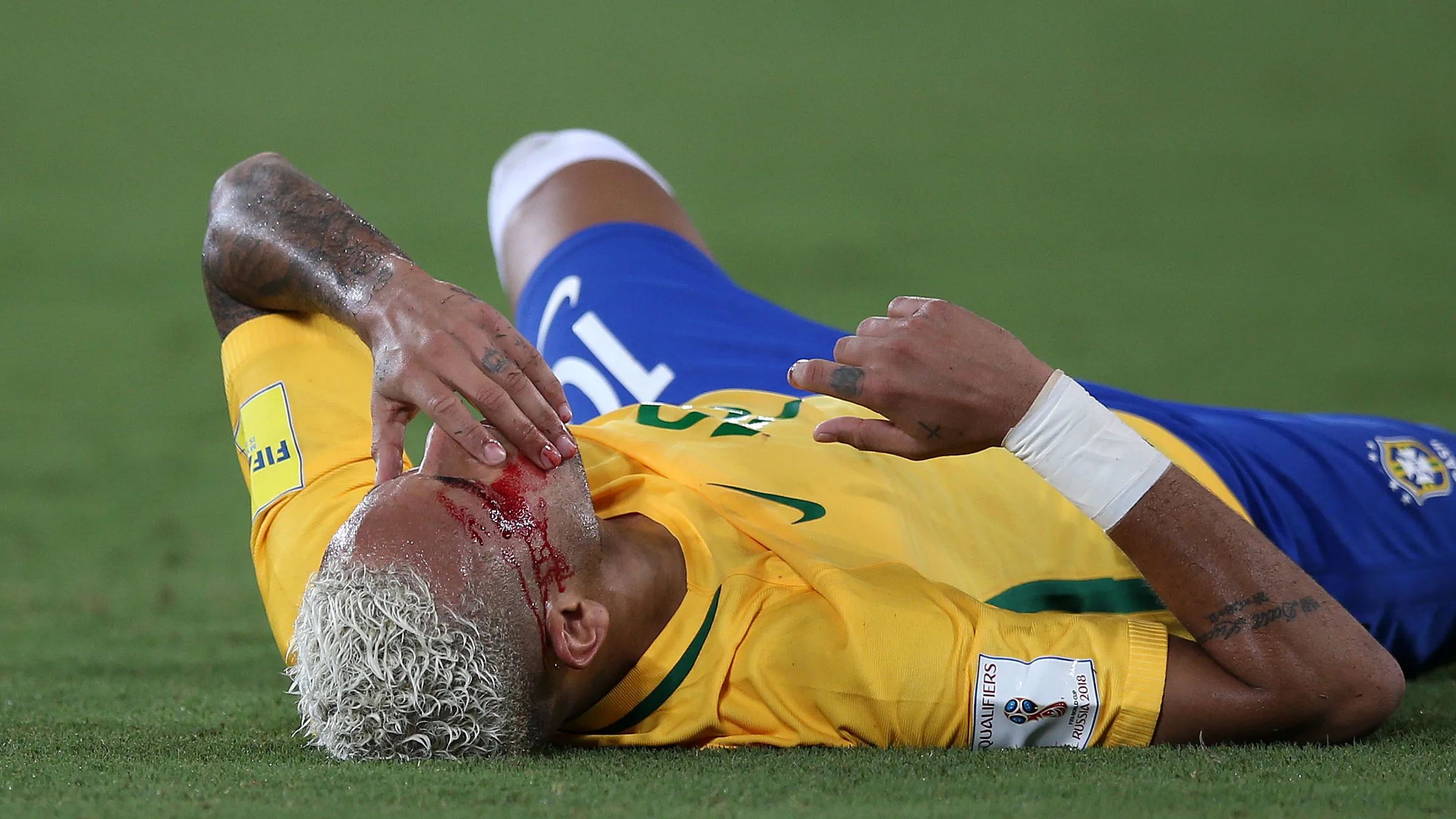 Neymar se lleva la mano a la cara tras el codazo de Duk
