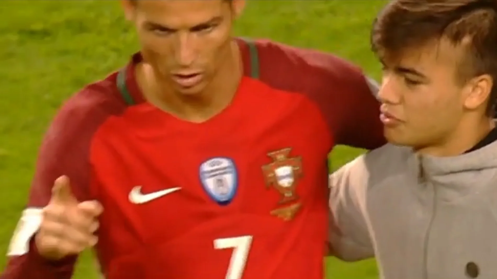 Cristiano Ronaldo, junto a un fan