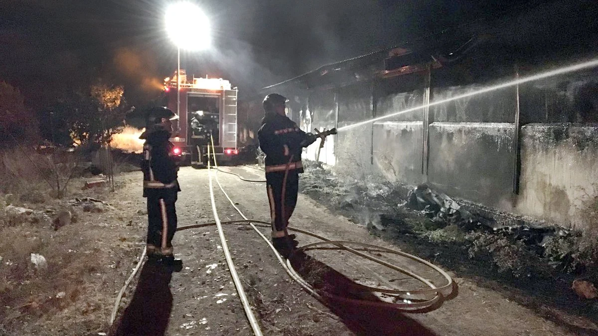 Bomberos extinguen el incendio en la granja de pollos de Úbeda Bomberos extinguen el incendio en la granja de pollos de Úbeda