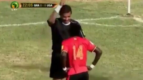 Un &aacute;rbitro amonesta a un jugador de Uganda con una 'amarilla invisible'