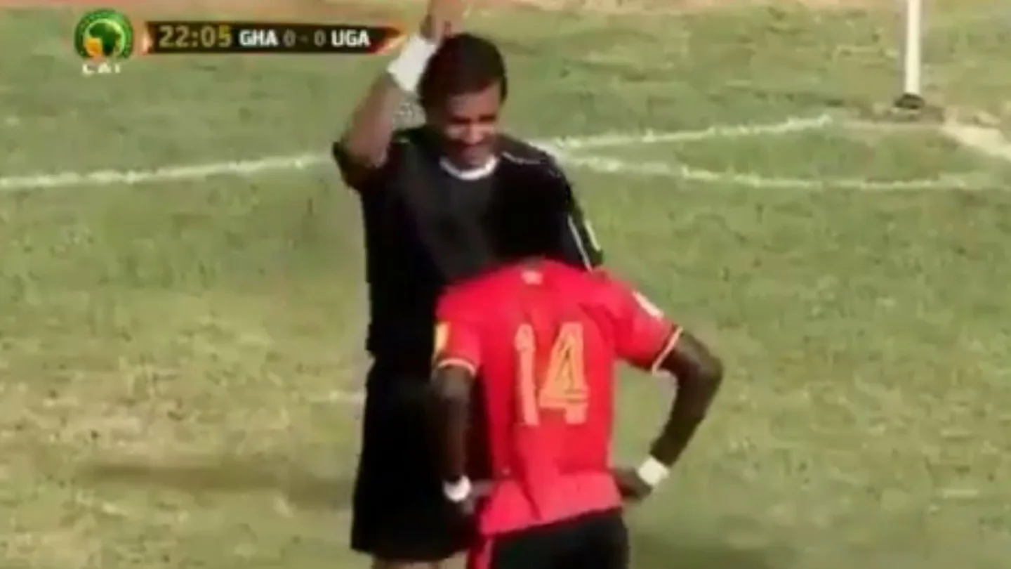 Un árbitro amonesta a un jugador de Uganda con una 'amarilla invisible' Un árbitro amonesta a un jugador de Uganda con una 'amarilla invisible'