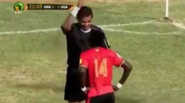 Un árbitro amonesta a un jugador de Uganda con una 'amarilla invisible'