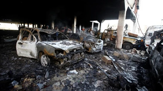 Las consecuencias de los proyectiles que han impactado contra un salón de ceremonias en Yemen. Las consecuencias de los proyectiles que han impactado contra un salón de ceremonias en Yemen.