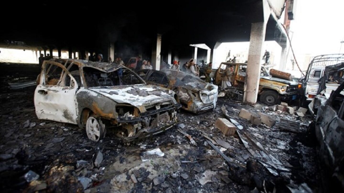 Las consecuencias de los proyectiles que han impactado contra un sal&oacute;n de ceremonias en Yemen.