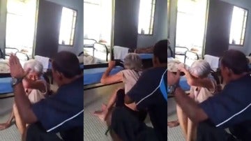 Un hombre golpea a su suegra