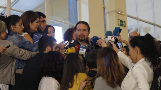 El líder de Podemos, Pablo Iglesias, en respuesta a las preguntas de los periodistas antes de comenzar el Consejo Ciudadano del partido El líder de Podemos, Pablo Iglesias, en respuesta a las preguntas de los periodistas antes de comenzar el Consejo Ciudadano del partido