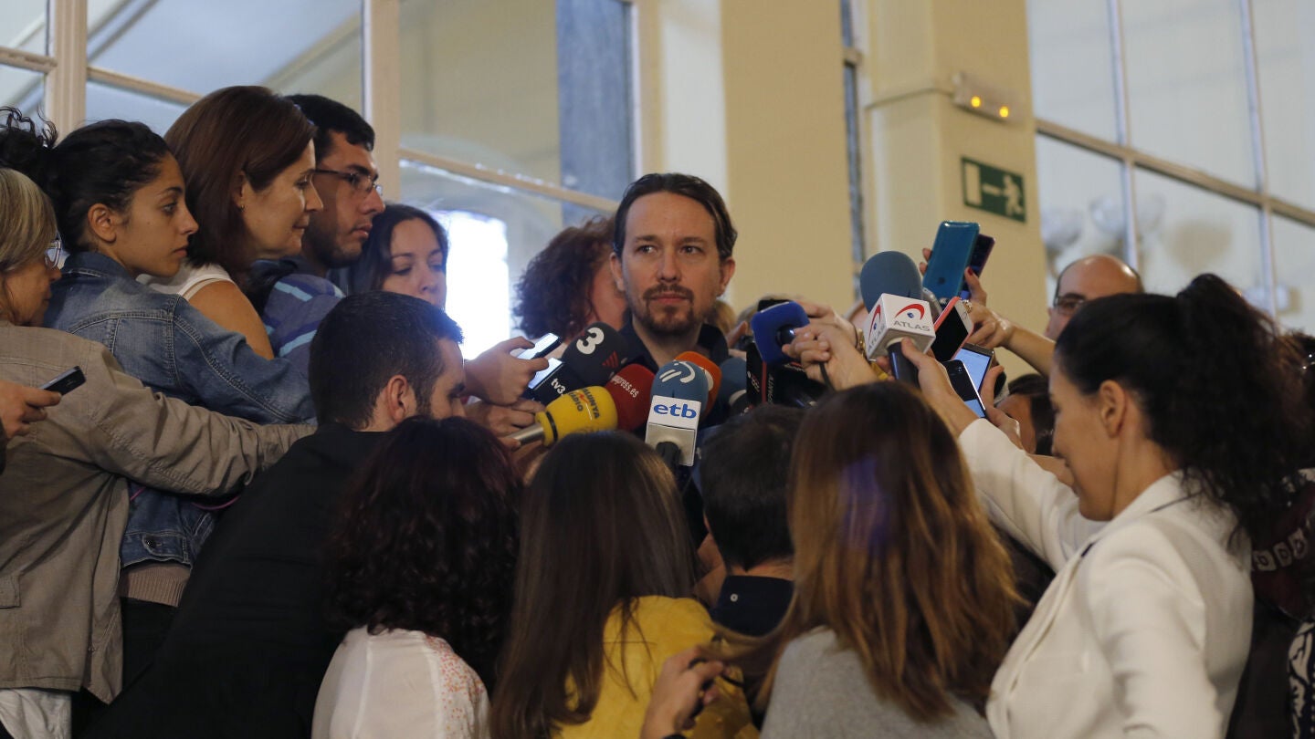 El l&iacute;der de Podemos, Pablo Iglesias, en respuesta a las preguntas de los periodistas antes de comenzar el Consejo Ciudadano del partido