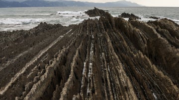 Vista del Flysch de la playa de la localidad guipuzcoana de Zumaia, donde ya ha desembarcado el equipo técnico de HBO 