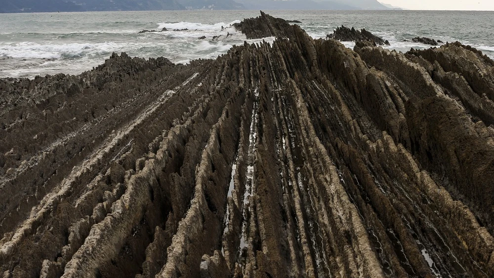 Vista del Flysch de la playa de la localidad guipuzcoana de Zumaia, donde ya ha desembarcado el equipo técnico de HBO Vista del Flysch de la playa de la localidad guipuzcoana de Zumaia, donde ya ha desembarcado el equipo técnico de HBO