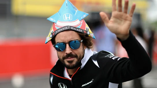 Alonso saluda a la afición japonesa Alonso saluda a la afición japonesa
