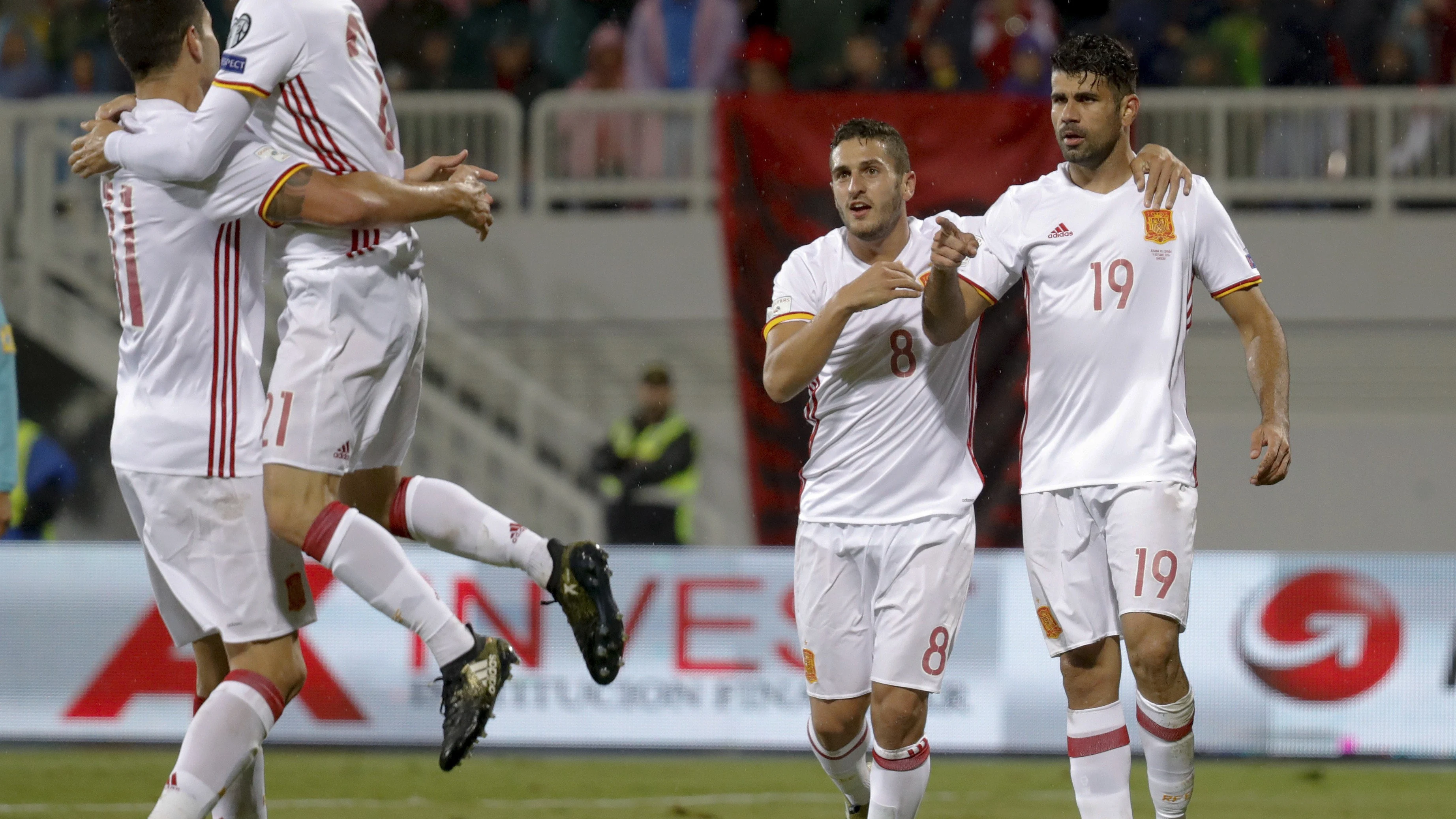 Los jugadores de España celebran el gol de Diego Costa ante Albania