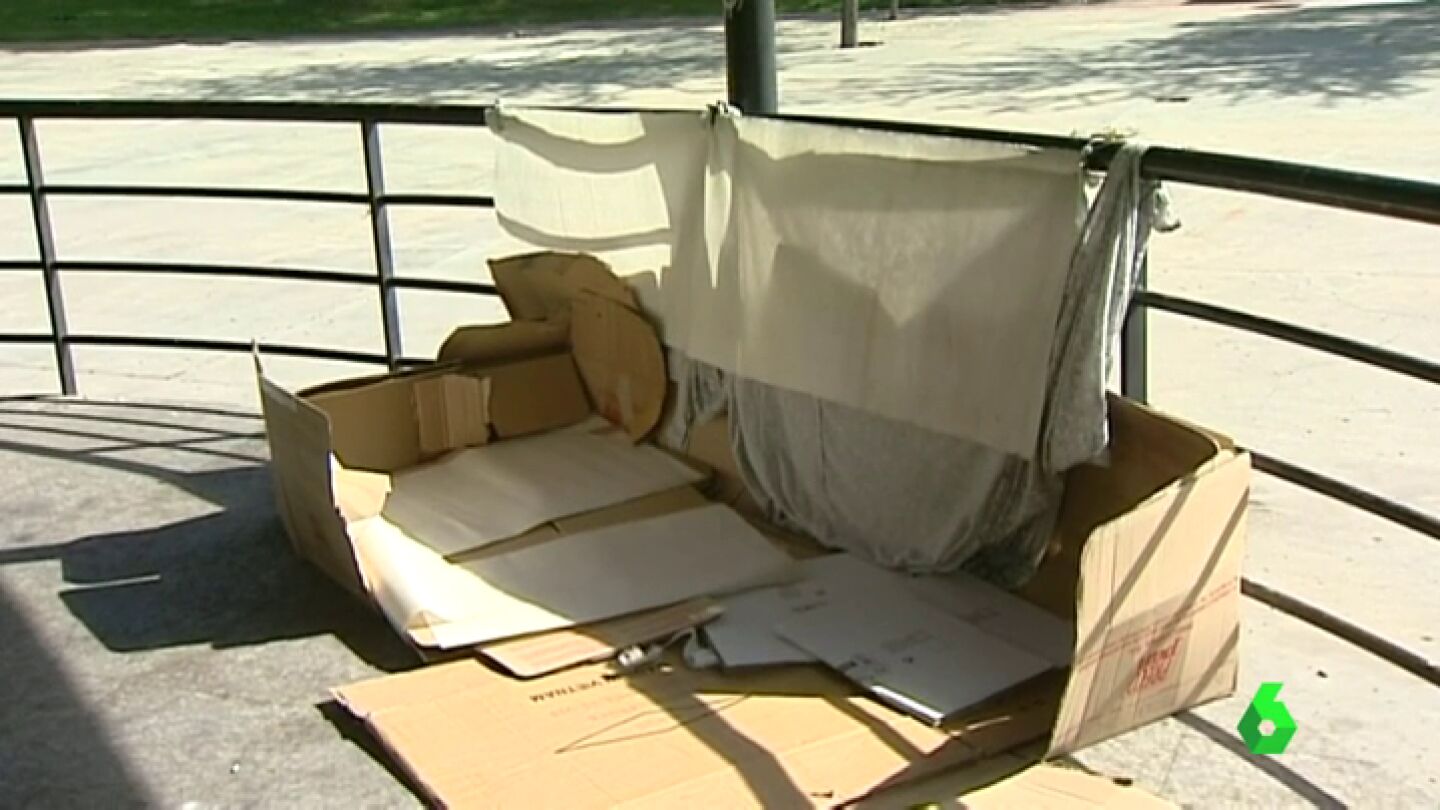 Frame 0.921942 de: Dos hombres apedrean e intentan quemar viva a una indigente en Zaragoza