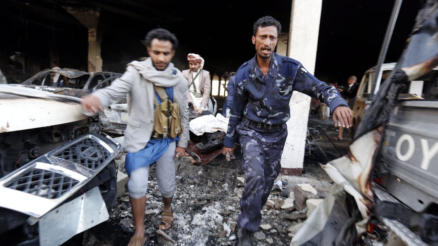 Un grupo de yemen&iacute;es transportan el cuerpo de una v&iacute;ctima tras los bombardeos a&eacute;reos de la coalici&oacute;n &aacute;rabe sobre San&aacute;a, Yemen