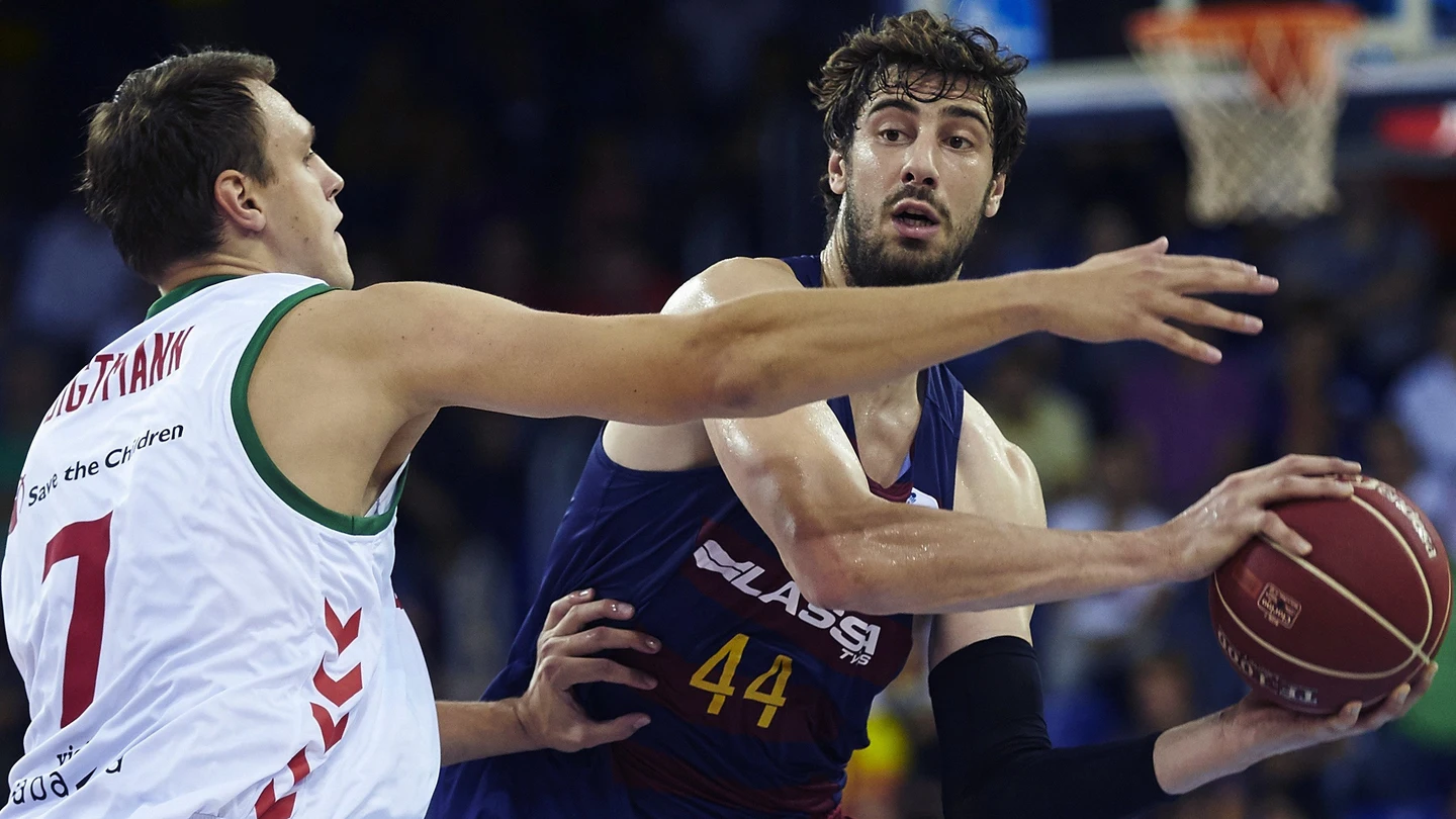 Ante Tomic intenta buscar un pase ante la defensa del Baskonia Ante Tomic intenta buscar un pase ante la defensa del Baskonia