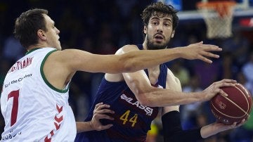 Ante Tomic intenta buscar un pase ante la defensa del Baskonia