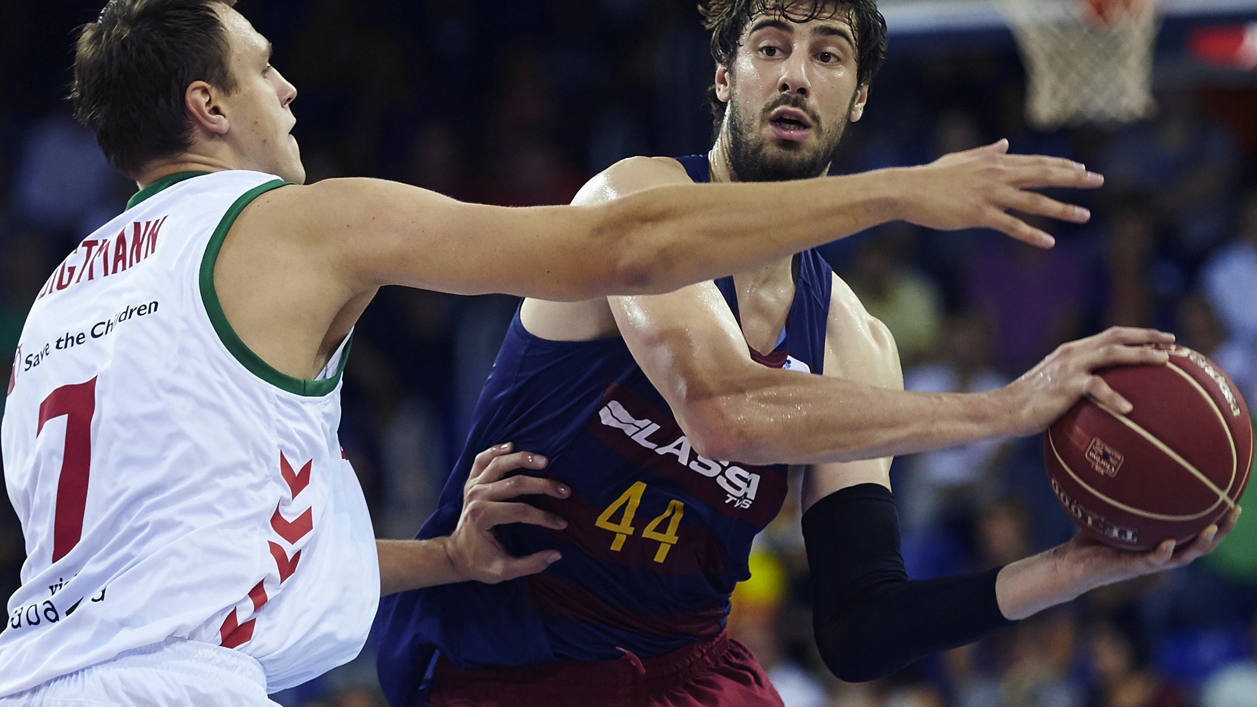 Ante Tomic intenta buscar un pase ante la defensa del Baskonia Ante Tomic intenta buscar un pase ante la defensa del Baskonia