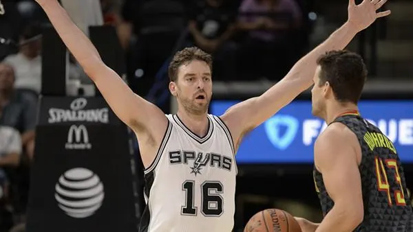 Pau Gasol, en su debut con los San Antonio Spurs