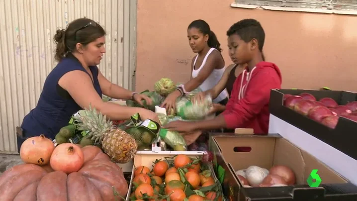 Frame 46.734859 de: Más de 40 toneladas de alimentos que recoge la Feria Nacional Hortofructícula se destinarán a fines solidarios