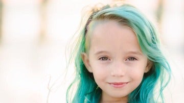 Lyra, la hija de Mary Thomaston, luce su nuevo color de pelo