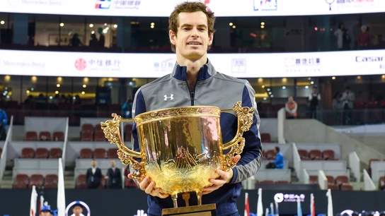 Andy Murray sostiene la gran copa de campeón del Abierto de Pekín Andy Murray sostiene la gran copa de campeón del Abierto de Pekín