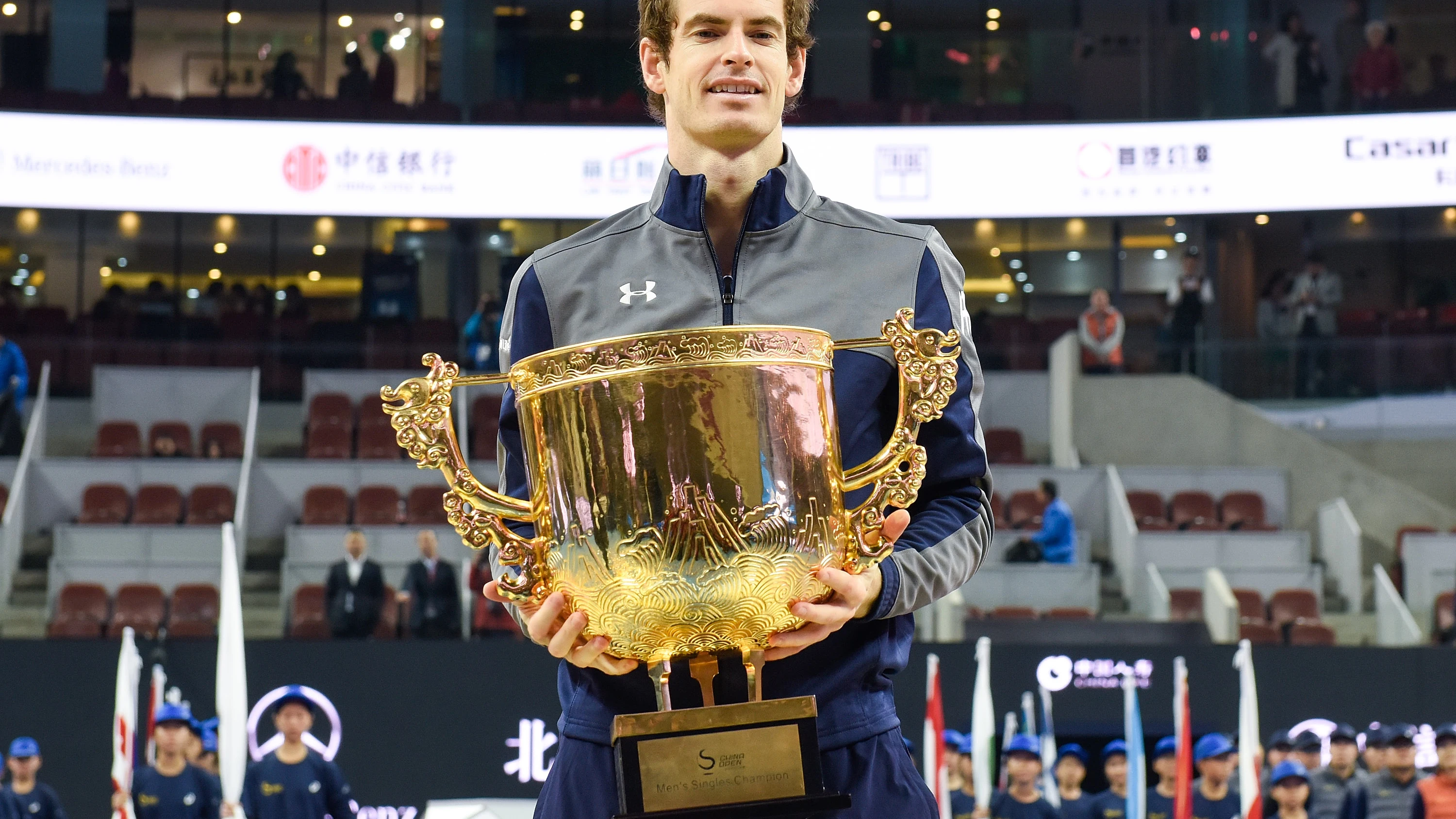 Andy Murray sostiene la gran copa de campeón del Abierto de Pekín