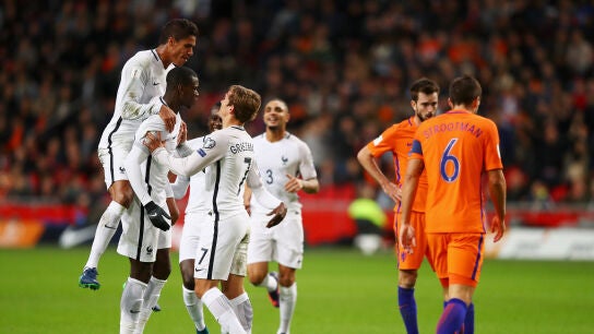 Pogba, felicitado por sus compa&ntilde;eros tras marcar ante Holanda