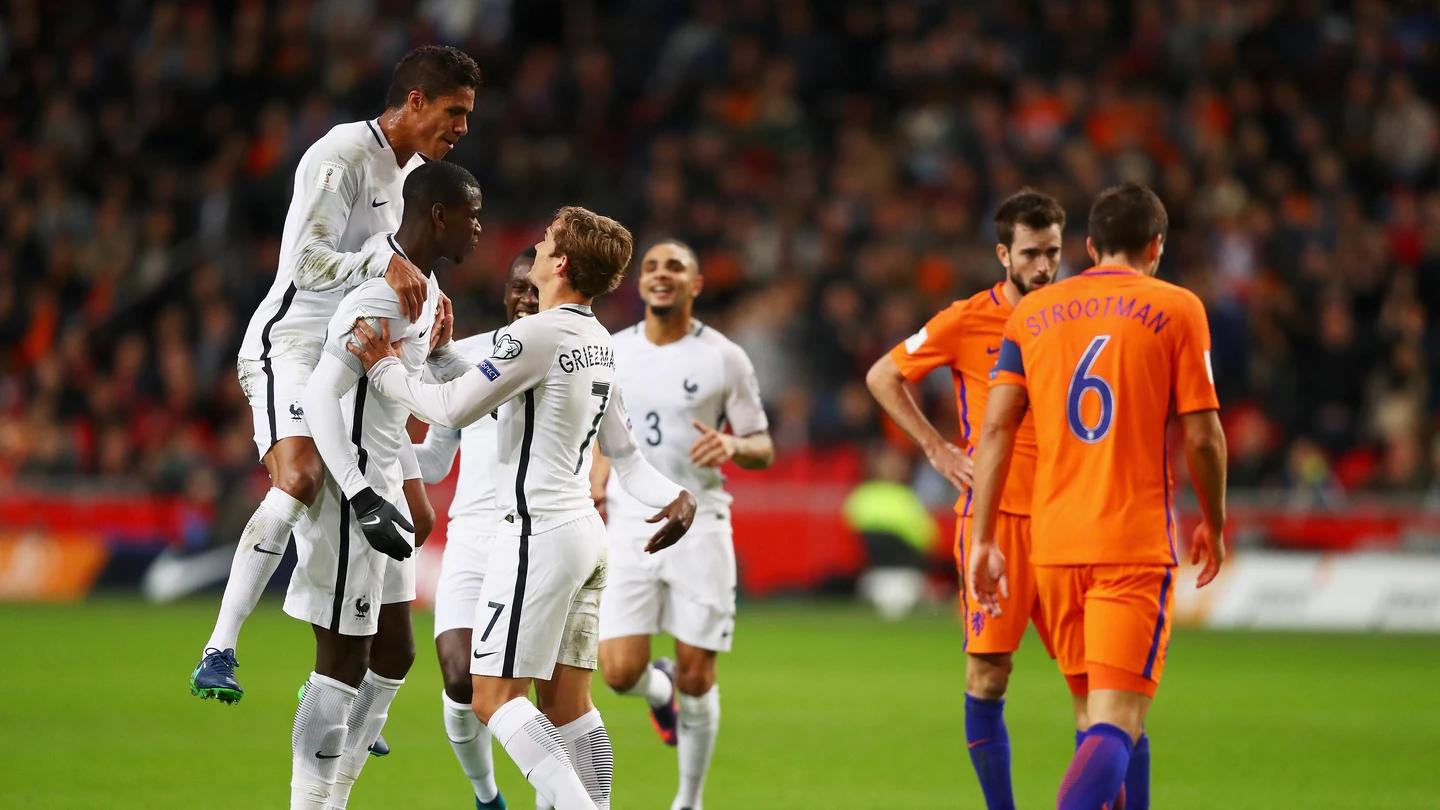 Pogba, felicitado por sus compañeros tras marcar ante Holanda Pogba, felicitado por sus compañeros tras marcar ante Holanda