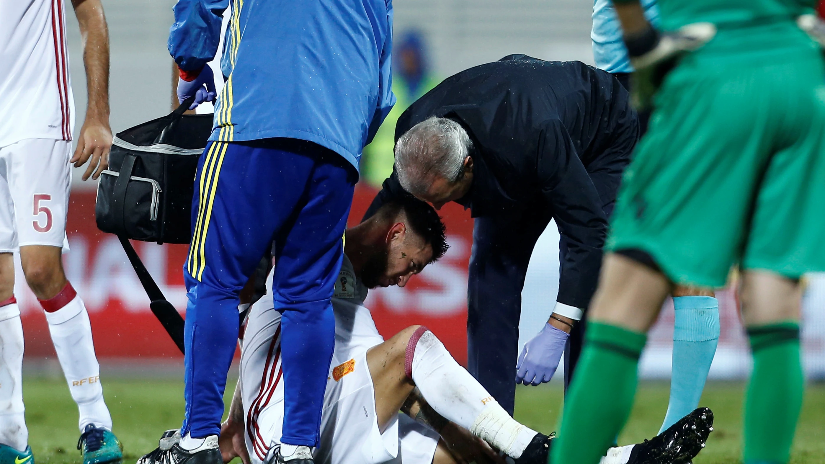 Sergio Ramos, en el momento de caer lesionado ante Albania