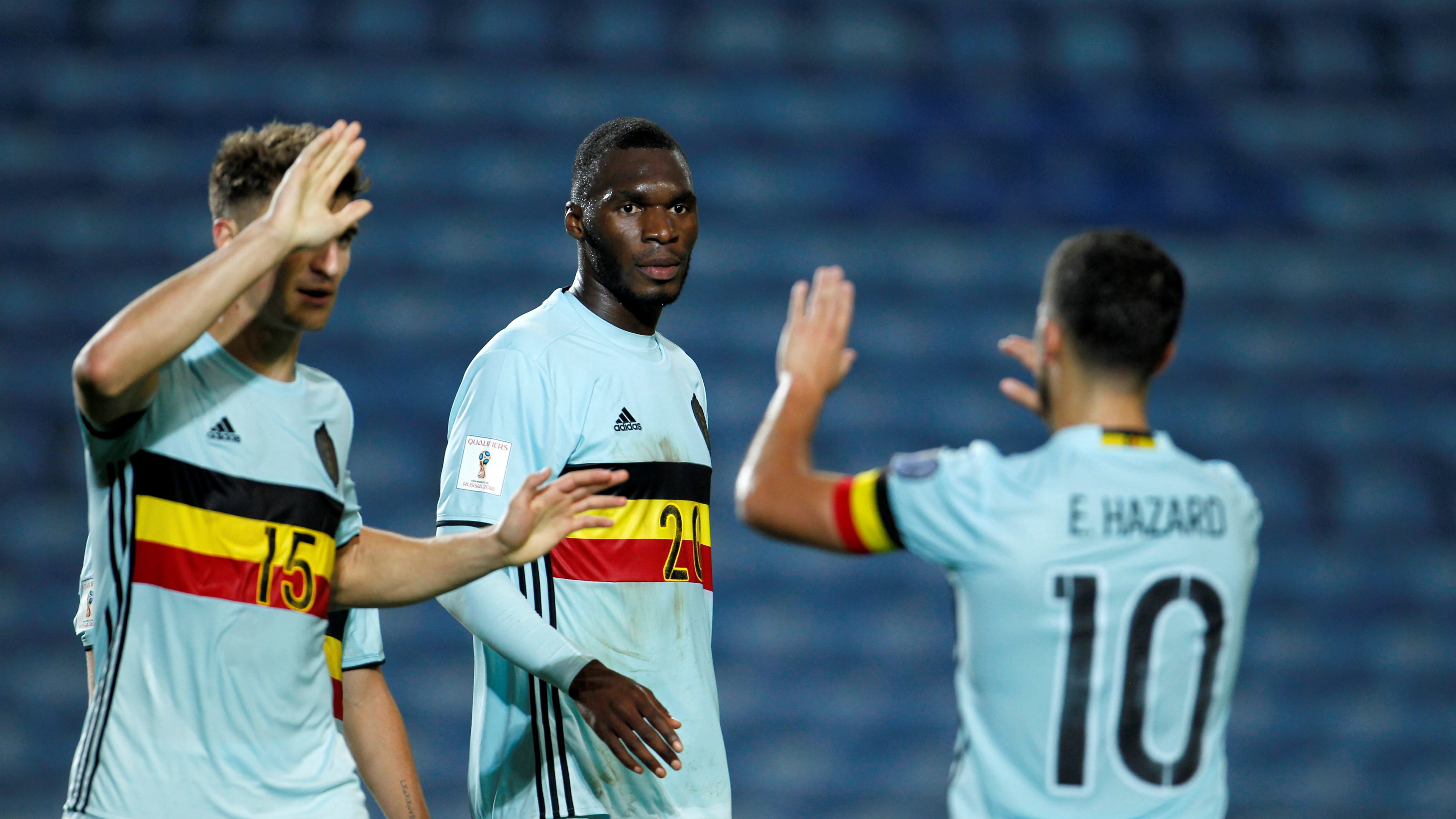 Benteke celebra uno de sus goles a Gibraltar