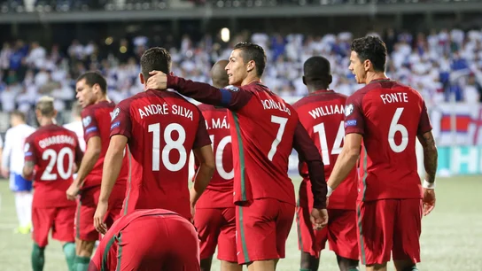 Cristiano Ronaldo y André Silva celebran un gol ante las Islas Feroe Cristiano Ronaldo y André Silva celebran un gol ante las Islas Feroe