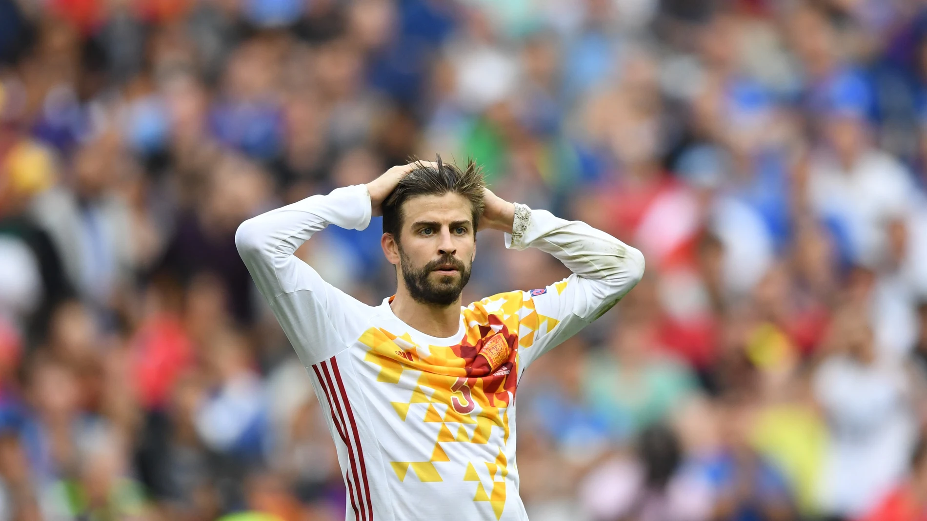Piqué se lamenta en un partido con la selección española