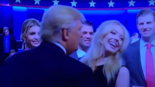 Tiffany Trump hace la cobra a su padre Tiffany Trump hace la cobra a su padre
