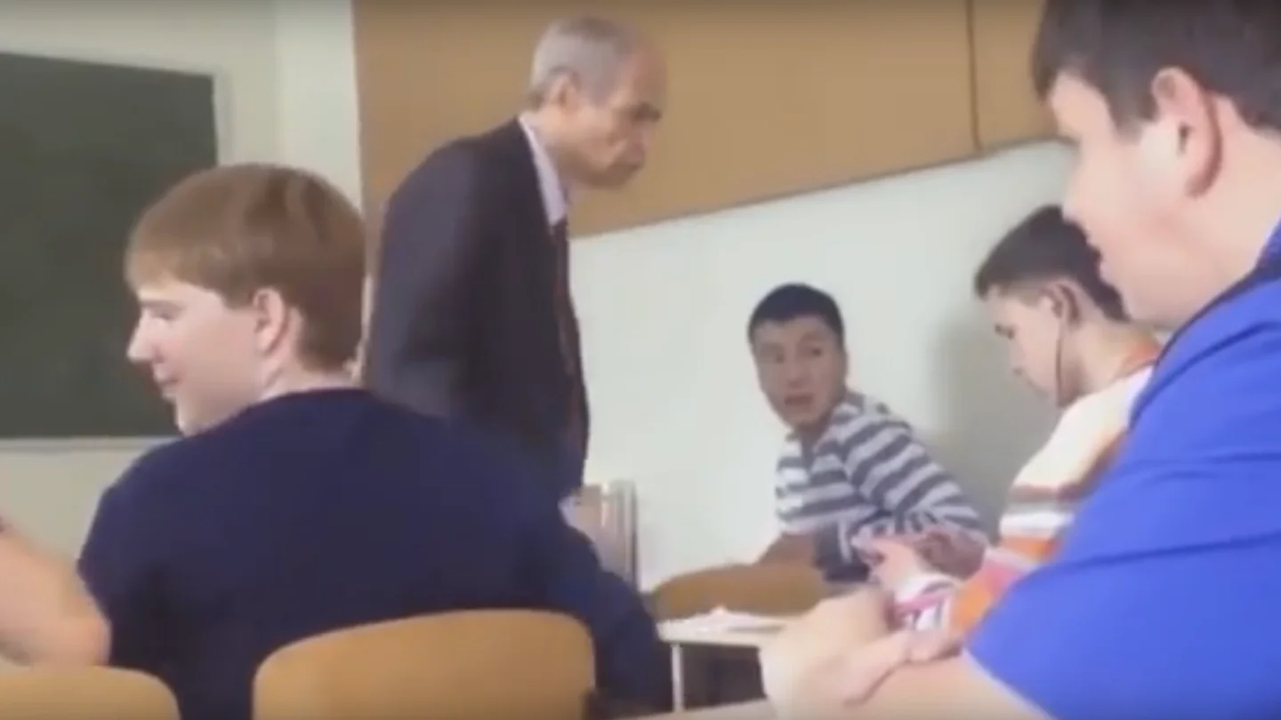 Un menor se abalanza sobre su profesor Un menor se abalanza sobre su profesor