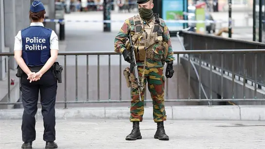 Agente de policía y militar en Bruselas Agente de policía y militar en Bruselas