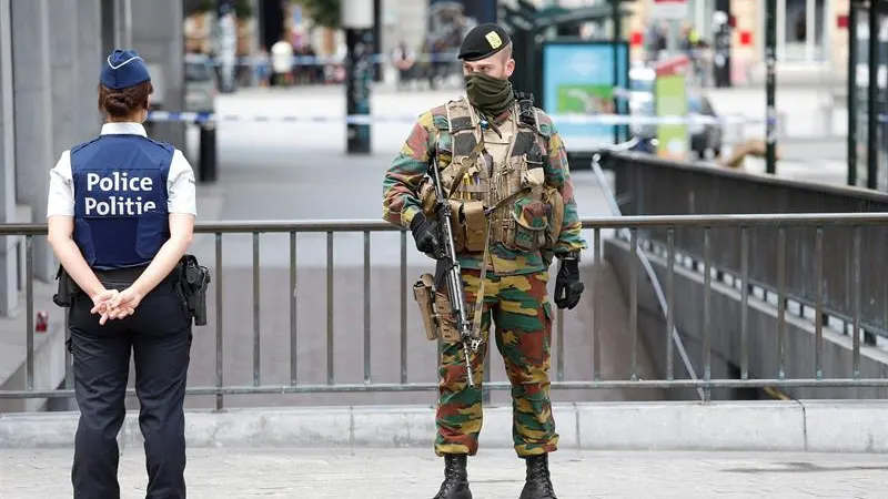 Agente de policía y militar en Bruselas Agente de policía y militar en Bruselas