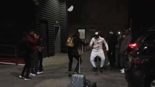 Poga, en el parking del Amsterdam Arena, bailando con un amigo