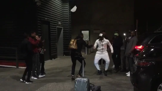 Poga, en el parking del Amsterdam Arena, bailando con un amigo Poga, en el parking del Amsterdam Arena, bailando con un amigo