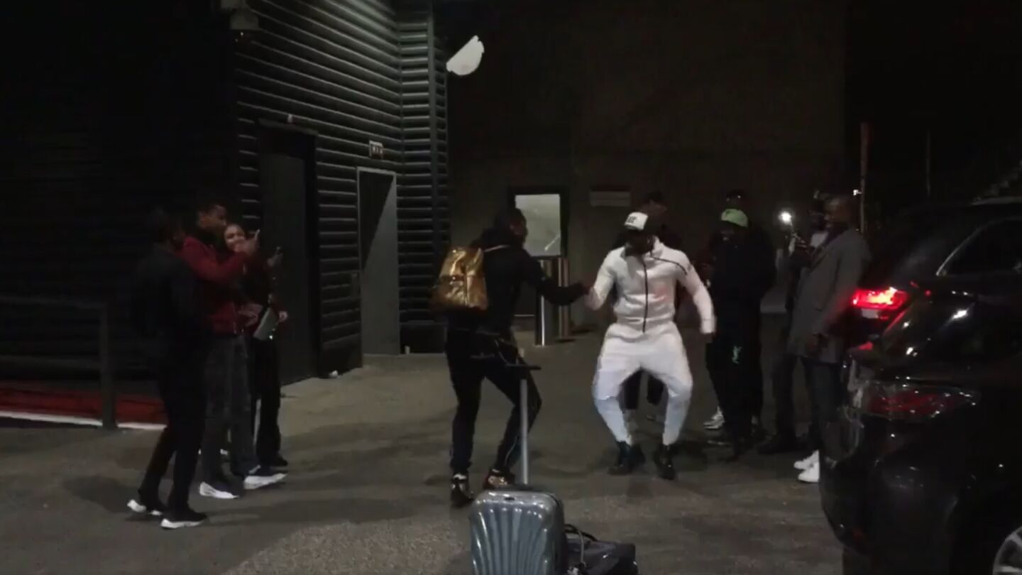 Poga, en el parking del Amsterdam Arena, bailando con un amigo