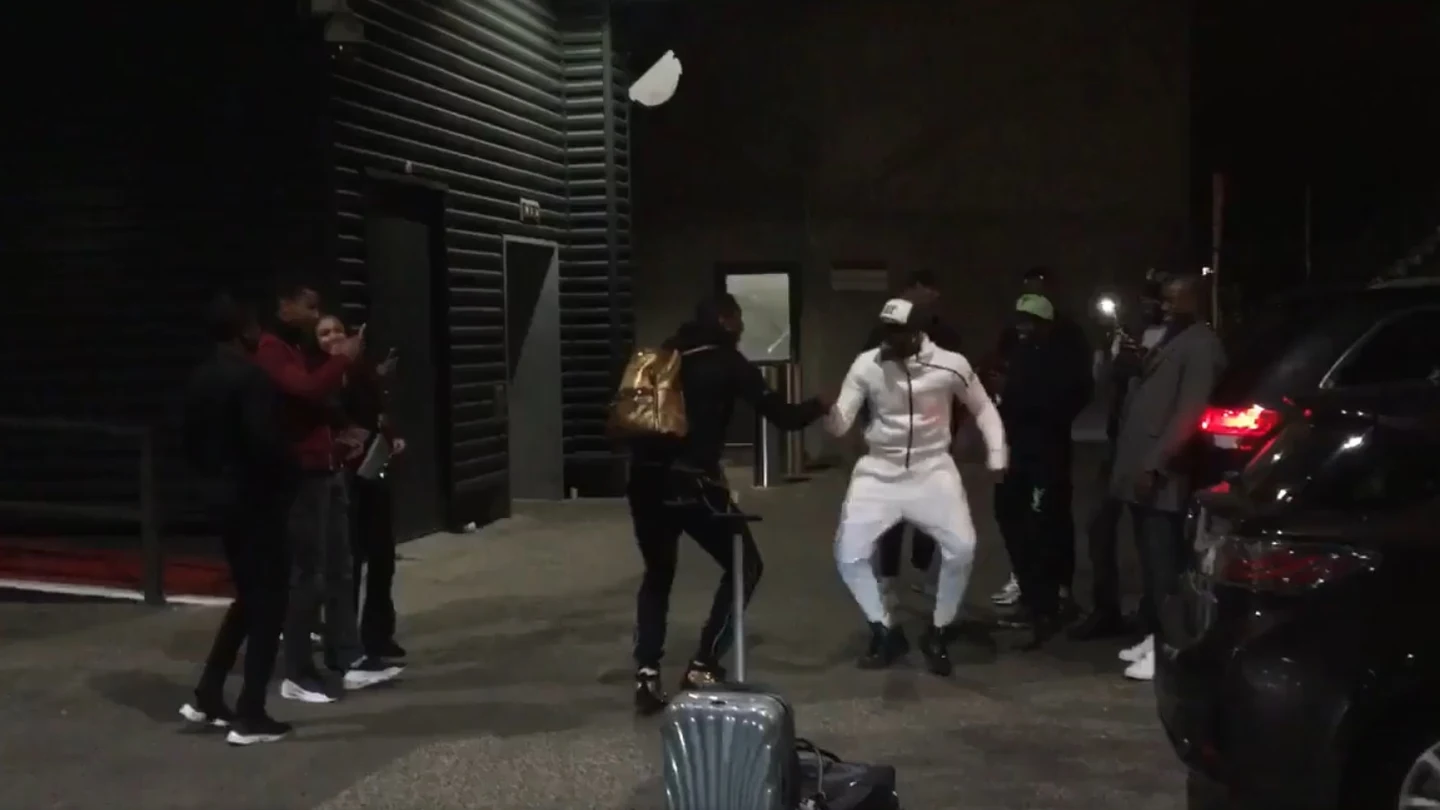 Poga, en el parking del Amsterdam Arena, bailando con un amigo Poga, en el parking del Amsterdam Arena, bailando con un amigo