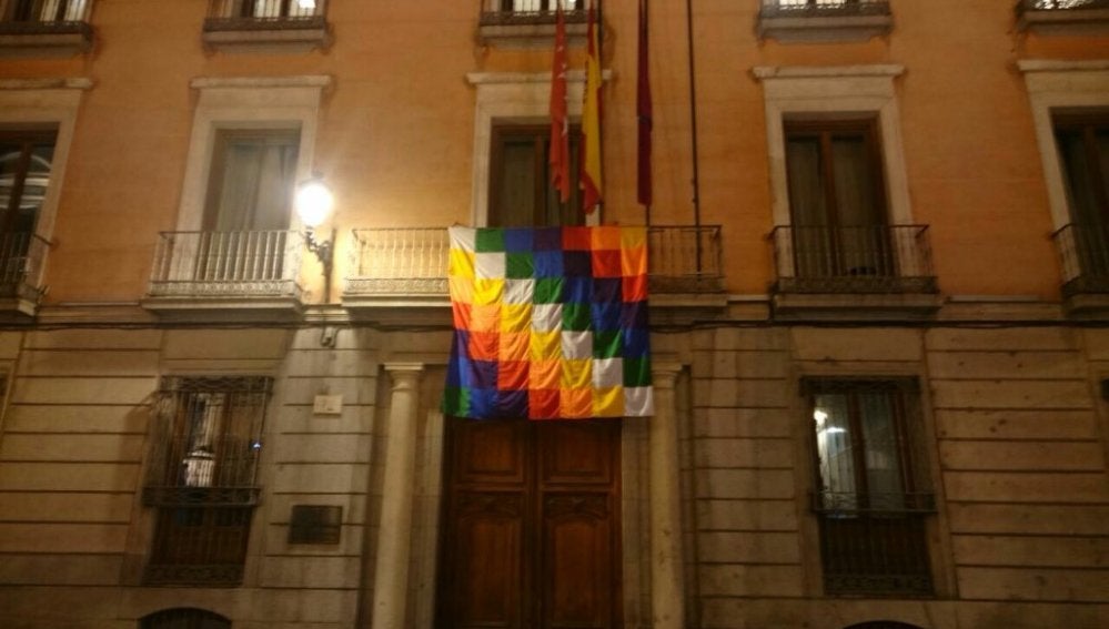 La bandera wiphala colgada en el Ayuntamiento de Madrid